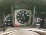 速度や燃料残量などの情報がひとまとまりに表示され、運転に必要な状況を確認しやすい配置です。表示が整理されており、走行中も必要な情報を把握しやすく安心です。