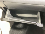 【グローブボックス】容器がせり出してくるバケットタイプ!一目で中身を把握でき、取り出しやすさにも優れます!
