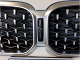 【キドニーグリル】BMWは約90年もの間、ほぼ全ての車両にひと目でBMWだと分かるこの特徴的なフロントグリルが備えられ、デザイン・アイコンとして親しまれてきました。