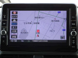 【ナビ】メモリーナビ(MM321D-L)付きです。目的地を設定すれば初めての場所でも簡単に行くことができます。もちろん音楽だって聴けちゃいます♪