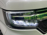 【LEDヘッドライト】悪天候や夜間走行時も良好な視界を確保し安心して運転できる高輝度LEDヘッドライトを装備!点灯速度が早く、消費電力も抑えられています。