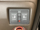 リアドアは乗り降りに便利な両側電動スライドドアです。また運転席に座っていながらスイッチ操作で自在にスライドドアを開け閉めできます。