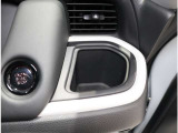 運転手から手に届きやすいところにあるドリンクホルダー。手元近くですので便利です。
