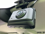 フロントガラス上部には記録用のカメラ機器が備わり、運転時の映像を記録する装備として活用できます。視界を妨げにくい位置に収まり、日常の移動や万一の際に備えたい方にも心強いポイントです。