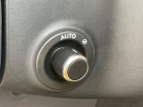 電動調整ステアリングコラムは、このレバーを使うことでハンドルの位置を前後上下に調整できます。更にシートメモリーと同時にハンドルの位置も記憶するので、大変便利な機能です。