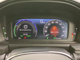 速度や燃料残量など、運転時に確認したい情報がまとまって表示されます。表示が見渡しやすく、走行中も必要な情報を把握しやすいメーターまわりです。