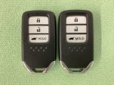 スマートキーを装備しています。鍵を差し込むことなくドアロックの開け閉めと、スタートボタン操作でのエンジンスタートができます。ボタン操作でトランクが開けられる電動テールゲートのボタンもついています。