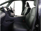 高いホールド性で運転姿勢が安定します。長距離ドライブでも疲れにくいのが魅力です。快適なドライビングライフをお送りください♪
