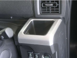 ドリンクホルダー付きです。ドリンクホルダーとしては勿論、スマホや長財布を収納することだって出来ますよ。