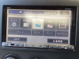 NC型のインパネに収まるBOSEサウンドのHDDナビ。風切り音や走行騒音に応じた音響補正機能により、ルーフ開放時でもナビ案内やメディアの音声を明瞭に聴き取りやすい、実用性に配慮された装備です。
