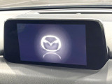【マツダコネクトナビ】車内の雰囲気にマッチした一体型タイプのナビ。各種車輌設定やBluetooth再生等、様々な機能が楽しめます。直感的なダイヤル操作が可能で、使い勝手も良好です。