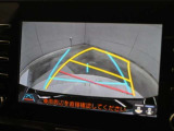 車庫入れや縦列駐車などの際に、後退操作の参考になるガイドラインをモニター画面に表示します。