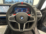 BMWのステアリングのリムは、一般的なものより少し太めにデザインされています。 これはタイヤやステアリングシャフトなどを介して伝わる路面からの入力を、しっかりと把握するためです。