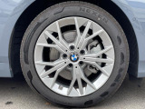 BMWならではの卓越した走りを支えるホイールと足回りです!日本車の走りに慣れている方にもぜひ体感して頂きたいほど、高いレベルでまとまっています!純正17インチアルミホイール。