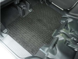 Honda認定中古車に新品の純正フロアマットを装着しました。気分よくドライブをお楽しみいただけます♪