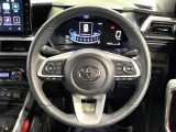 インテリアに合わせたデザインのステアリングは、運転される方のことも考え、運転しやすい形状、大きさです。是非一度、実際に触ってお確かめください。