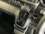 手に馴染むシフトノブで、操作がスムーズに。毎日のドライブがもっと楽しく快適になります。手元で操作ができる、電子制御パーキングブレーキ。