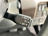 クルーズコントロール機能が付いています。 速度を設定するとアクセルを踏まなくても一定の速度で走ることができます。  高速道路ではとても便利な装置なんです。