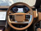 RANGEROVERのエレガントなステアリングはソフトレザーの握り心地の良いレザーを使用しています。