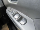 運転席ドアには各ウインドウの集中操作が可能となっています。