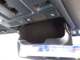 頭上にサングラスや小物を手軽に収納できるホルダーを備えています。運転席や助手席からサッと出し入れしやすく、日差しの強い日のドライブや車内の整理整頓をスムーズにサポートする実用的な装備です。