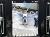 【360&deg;ビューカメラ】4台の高解像度カメラで360度の鳥瞰図を表示。隣の車や壁、死角にある障害物などを画面で確認できるため、狭いスペースでの駐車・出入りも安心です。