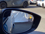 ブラインドスポットモニタリング(BSM)を装備。後側方から接近する車両を検知し、車線変更時の確認をサポートします。