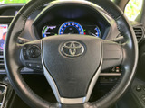 手元にはオーディオなどの操作スイッチがまとまり、運転姿勢を大きく変えずに扱いやすい設計です。メーターも見渡しやすい位置にあり、必要な表示を確認しながら運転できます。