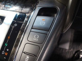 「HOLD」スイッチを押し、システムONの状態にしておくことで、渋滞や信号待ちなどでブレーキを踏んで停車した時にブレーキを保持。アクセルを踏むと解除されます。