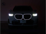 【BMWの伝統】BMWの特徴的な&ldquo;キドニーグリル&rdquo;は、80年以上続く伝統の形でございます。変わらないこだわりのデザインが、プレミアムブランド&ldquo;BMW&rdquo;を創り出します。