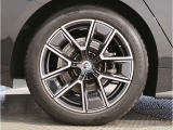 【BMWアロイホイル】軽量かつ強度に拘ったアロイホイル。走行性能ポテンシャルを引き出す設計。車の足元を引き締めてくれる大きなポイントはアロイホイルです。
