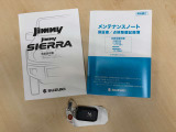取扱説明書とスペアキーがございます。