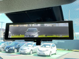ルームミラーは、車両後方のカメラ映像をミラー面に映し出すので、乗車人数や荷物の量に影響をされずいつでもクリアな後方視界が得られます
