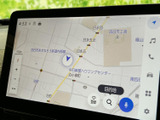 地図が大きく表示され、現在地や周辺の道路を確認しやすい画面です。目的地の検索や登録にも対応し、行き先を調べたい場面で役立ちます。