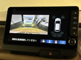 リバースギアに入れるだけで後方の表示へ切り替わります。夜間や雨の日の駐車も楽になりますよ。