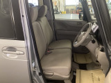 【ベンチシート】運転席と助手席の移動もスムーズ!狭い駐車場での乗り降りや、お子様の乗り降りにも便利です。座席の間にコンソールボックスやドリンクホルダーがないため、車内空間が広く感じます。