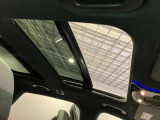 パノラミックスライディングルーフで明るい車内をお楽しみいただけます。UVカットで日差しの強い日も安心です。