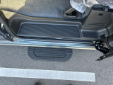車両にマッチした純正フロアマット付きです。