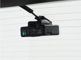 ◆リアにもドライブレコーダーを装備しております◆映像・音声などを記録する自動車用の装置です。もしもの事故の際の記録はもちろん、旅行の際の思い出としてドライブの映像を楽しむことができます。