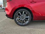 MAZDA3のホイールまわりは、タイヤとフェンダーのバランスを含めてボディ全体の造形を整える設計です。走行時だけでなく停車中も、車体の安定した姿勢を感じられる部分です。日常の移動でも役立つ装備です。