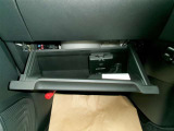 車検証ブックや小物などが収納できるスペースがあります。