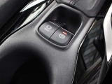 「HOLD」スイッチを押し、システムONの状態にしておくことで、渋滞や信号待ちなどでブレーキを踏んで停車した時にブレーキを保持。アクセルを踏むと解除されます。