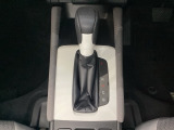 「e:HEV」搭載車です。日常シーンのほとんどをモーターで走行し、高速クルージングなどモーターよりもエンジンの方が効率が良い領域はエンジンで走行、あらゆる領域で優れた燃費走行を実現します。