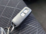 カバンやポケットに入れたままでもドアの施錠・解錠が可能なスマートキーを装備。エンジンのオン・オフ時もカギを取り出す必要が無いからとっても便利です♪