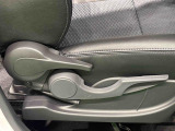 運転手の体格に合わせて,運転席の座面の高さ調整ができるシートリフターが付いてます