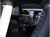 レーダークルーズコントロール(全車速追従機能付)付きです。車速に応じて追従支援してくれるので、ロングドライブも快適です。詳細は販売店スタッフまでおたずねください。