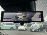 【スマートルームミラー】後方の映像を高精細モニターに映し出し、荷物や乗員で視界が遮られても安全に確認可能。夜間や雨天でもクリアな視界を確保する先進装備です。