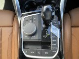 【シフトノブ】BMWの高性能オートマチックは、ATセレクトレバーを左側に倒すことで、通常の「D」から「S」(スポーツ)または「M」(マニュアル)へと切り替えが可能です