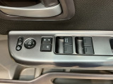 電動格納式リモコンドアミラーと、パワーウィンドウスイッチ等は運転席ドアにあります。