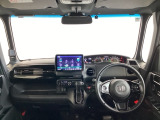 運転席は、大きな座面と包み込むような背もたれがドライバーの身体全体をしっかり支えます。上質なシート素材と座り心地のよいクッションを採用し、長時間の運転やコーナーの多い道も快適です